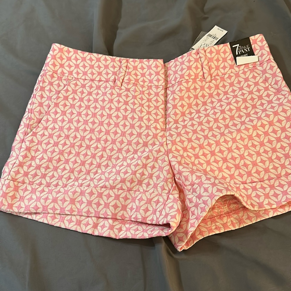 Woman’s NWT The 7th Avenu 4” short NY&C